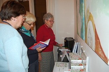 Bchertisch mit Leserinnen_hp.jpg